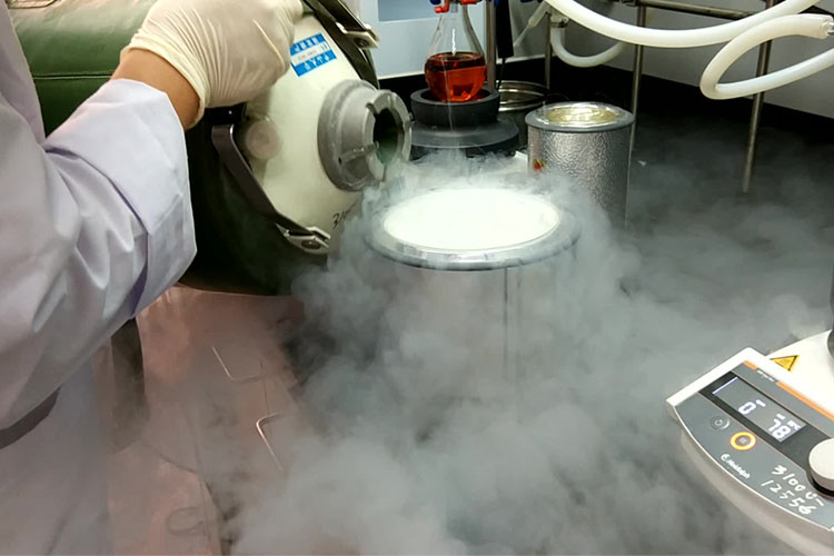 使用東亞液氮罐，提取液氮